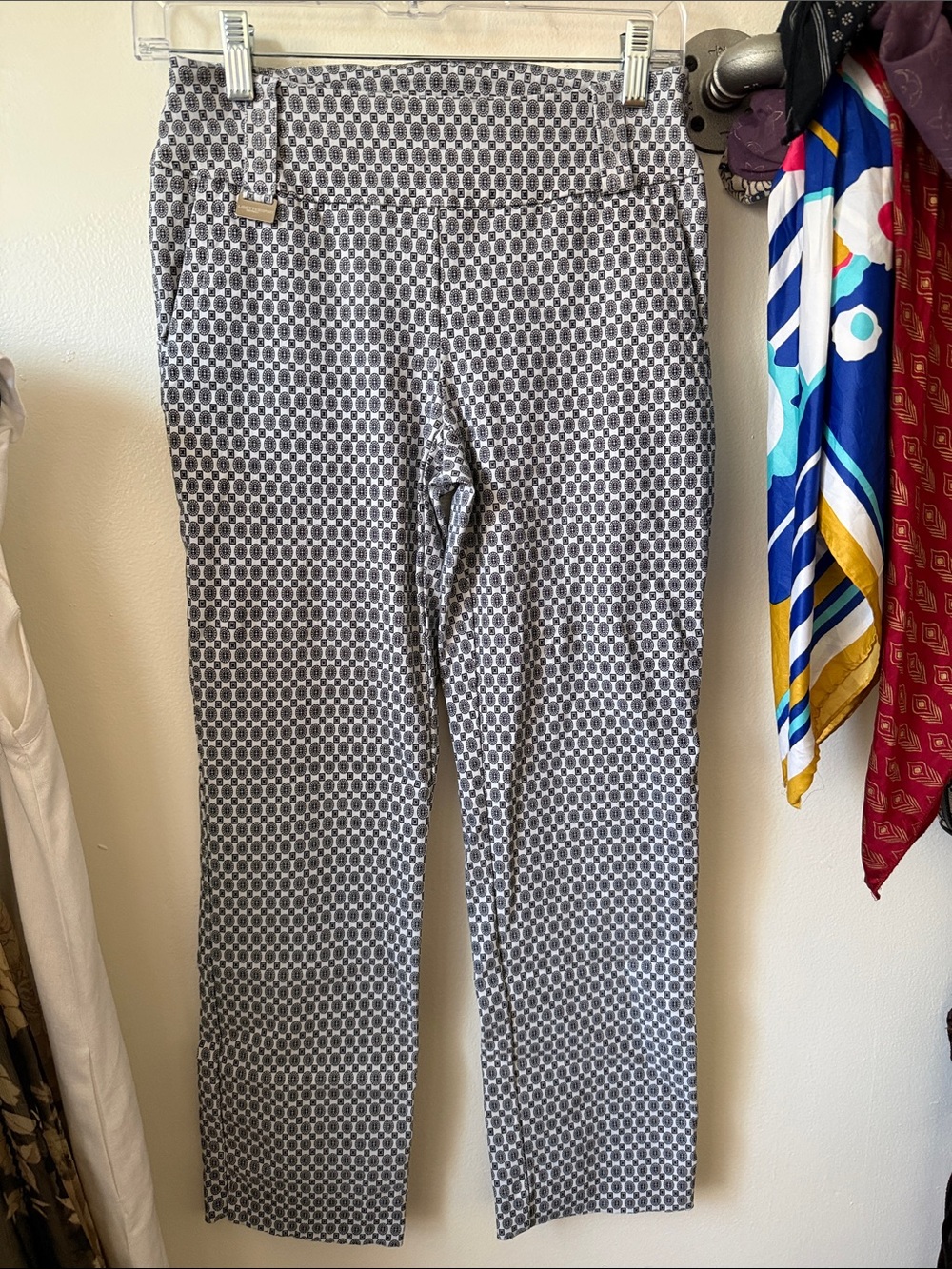 Women’s Patterned Straight-Leg Pants in Gray